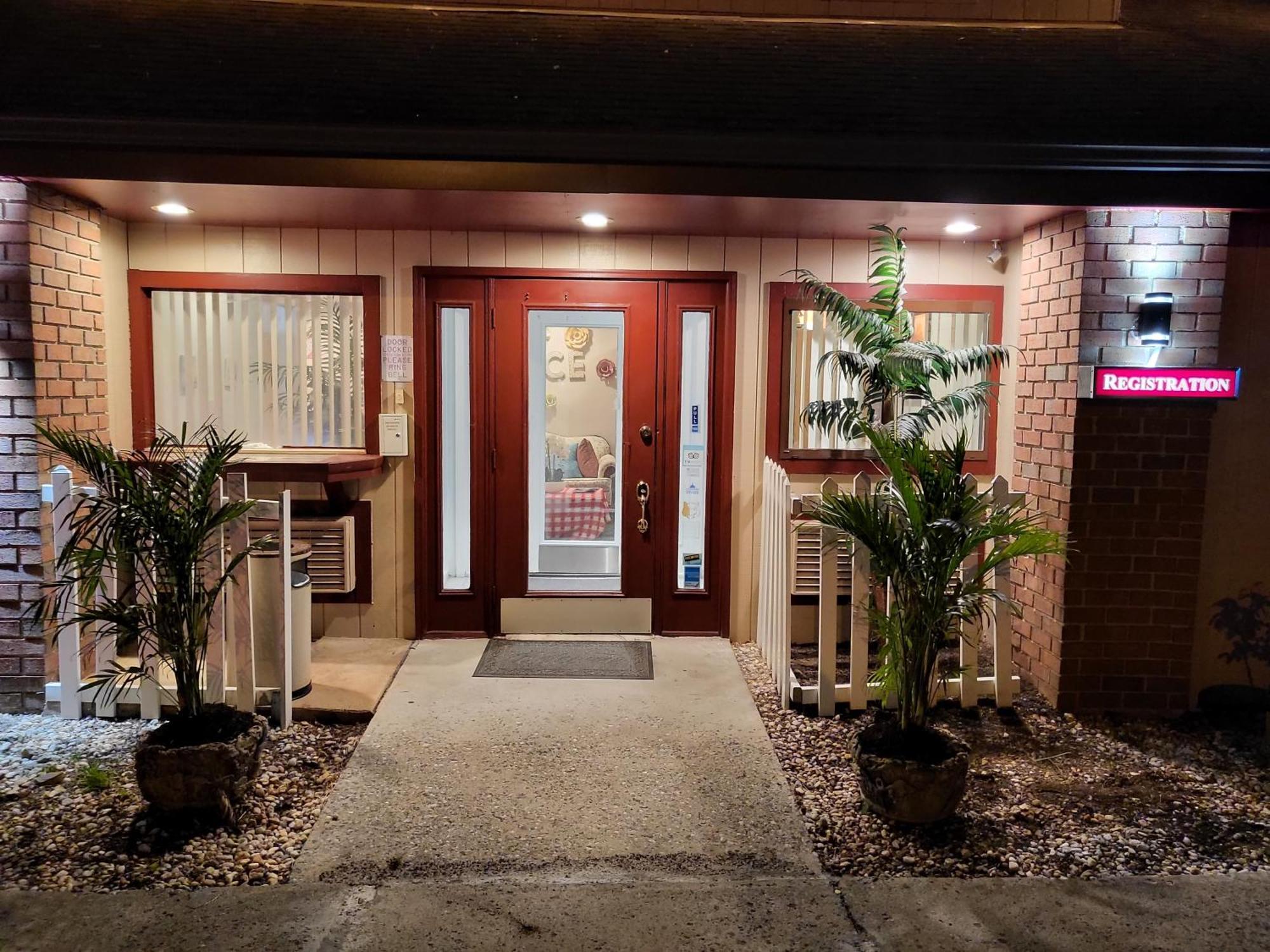 Hotel Of The Dove: Romantic Luxury With Jacuzzi & Fireplace Harrisburg