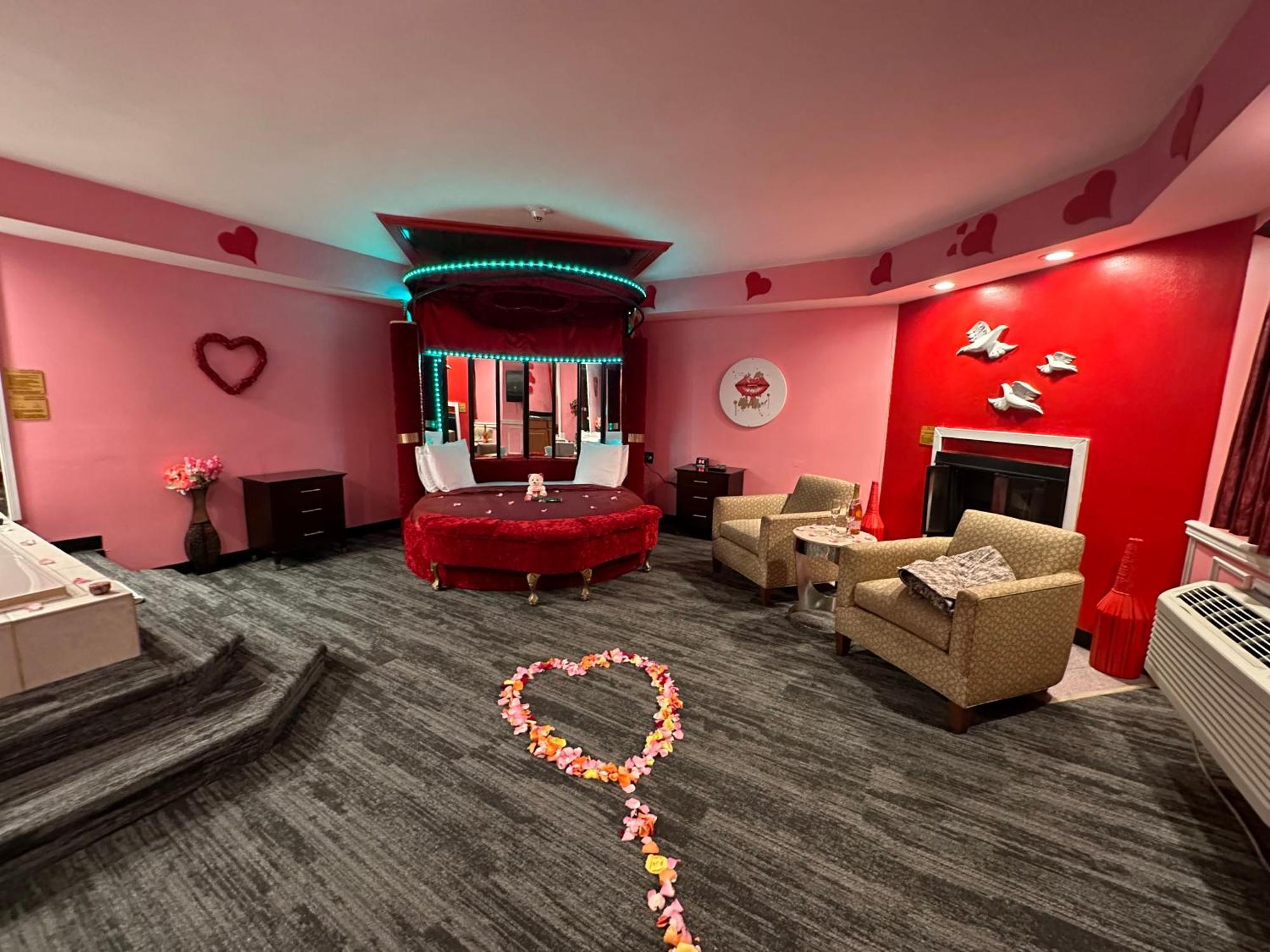Of The Dove: Romantic Luxury With Jacuzzi & Fireplace Harrisburg