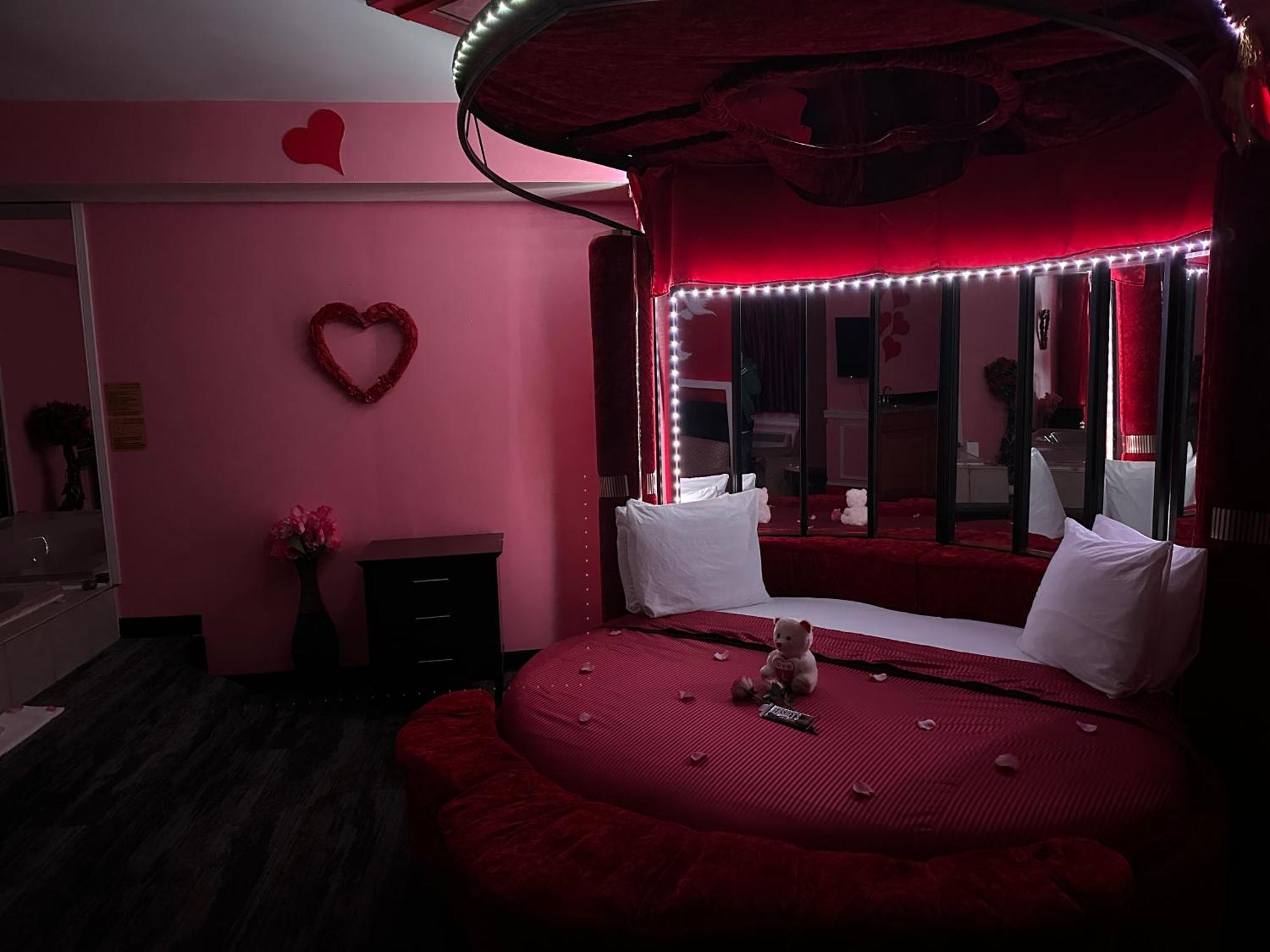 Of The Dove: Romantic Luxury With Jacuzzi & Fireplace Hotel