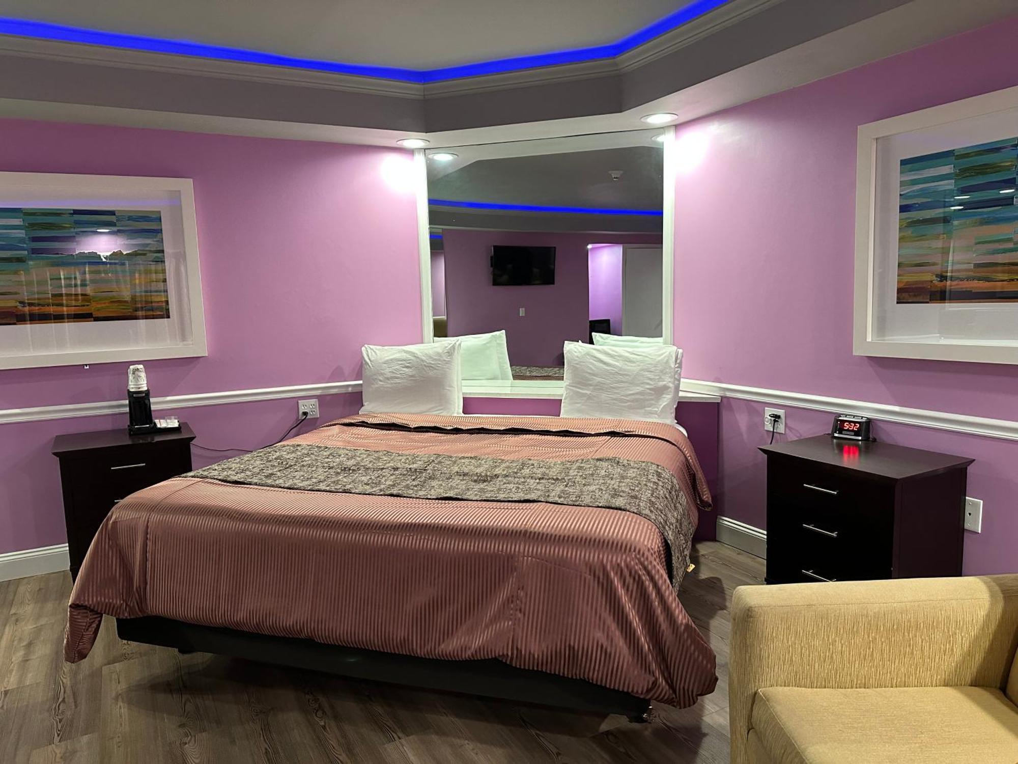 Hotel Of The Dove: Romantic Luxury With Jacuzzi & Fireplace