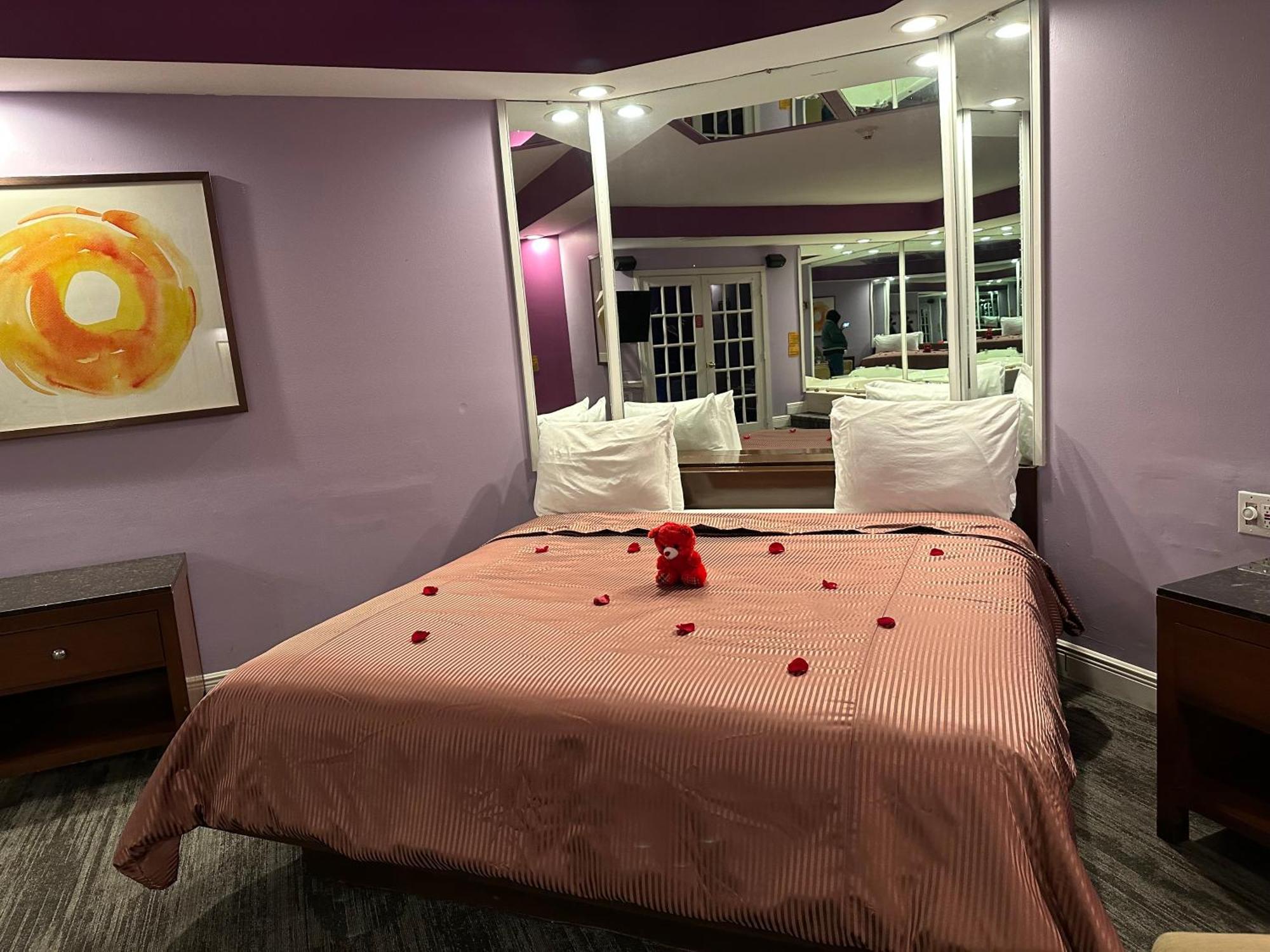 Of The Dove: Romantic Luxury With Jacuzzi & Fireplace 3*