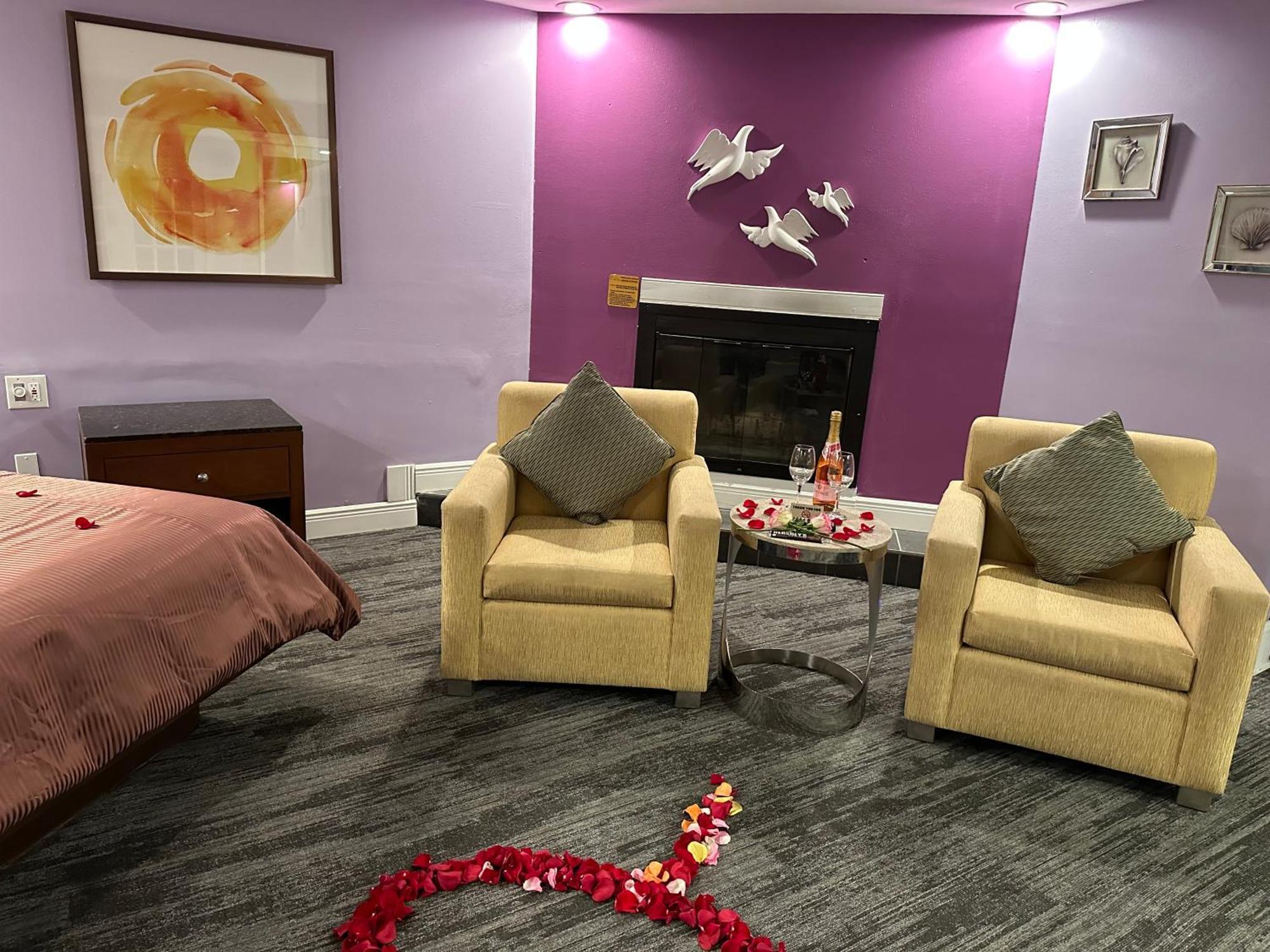 Of The Dove: Romantic Luxury With Jacuzzi & Fireplace Hotel Harrisburg