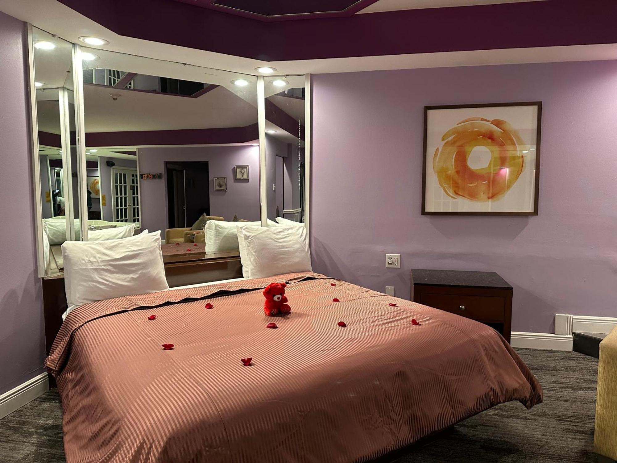 Of The Dove - Romantic Luxury With Jacuzzi & Fireplace At Harrisburg-hershey-philadelphia, Pa Hotel Harrisburg