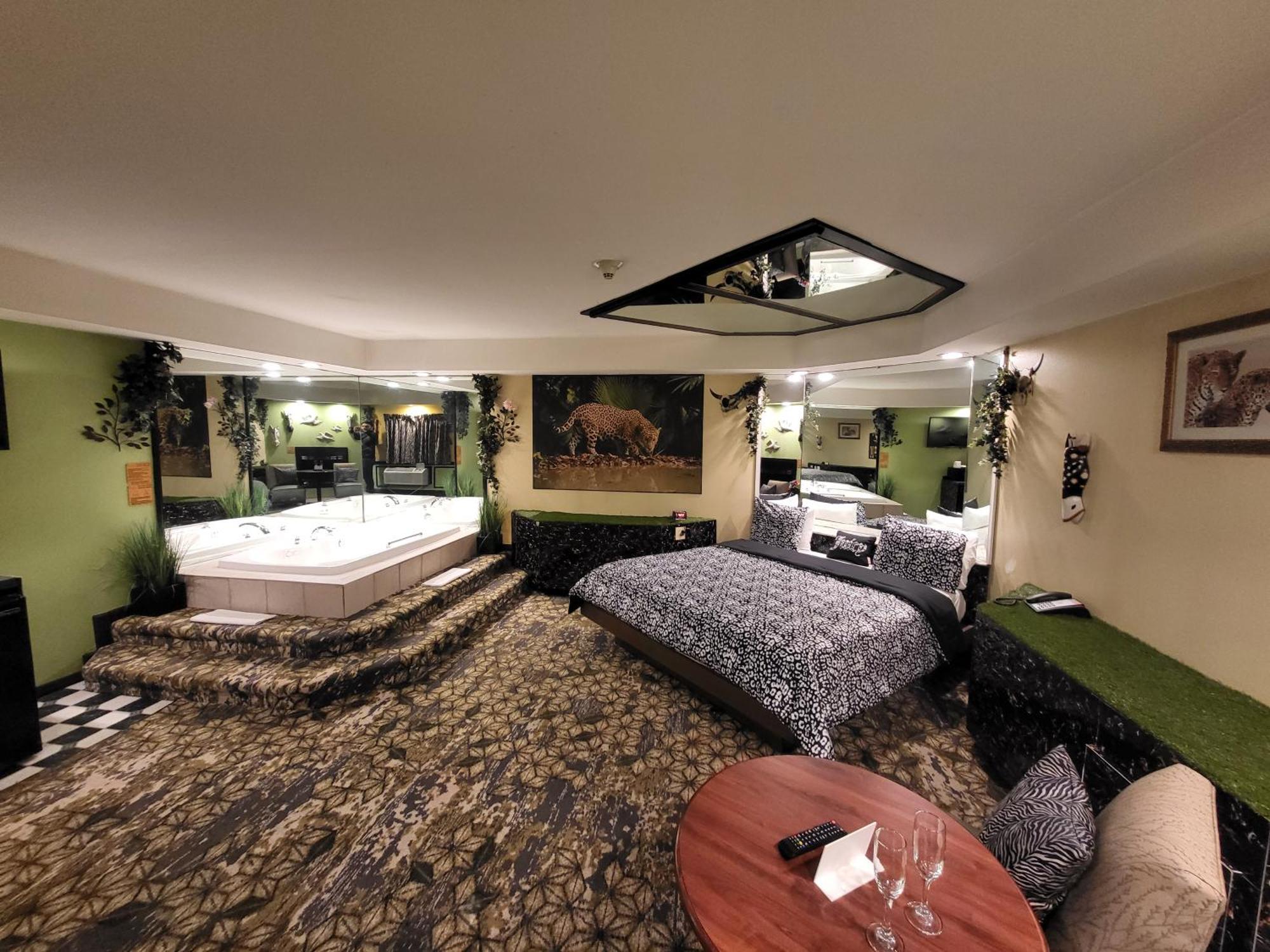 Of The Dove - Romantic Luxury With Jacuzzi & Fireplace At Harrisburg-hershey-philadelphia, Pa Hotel