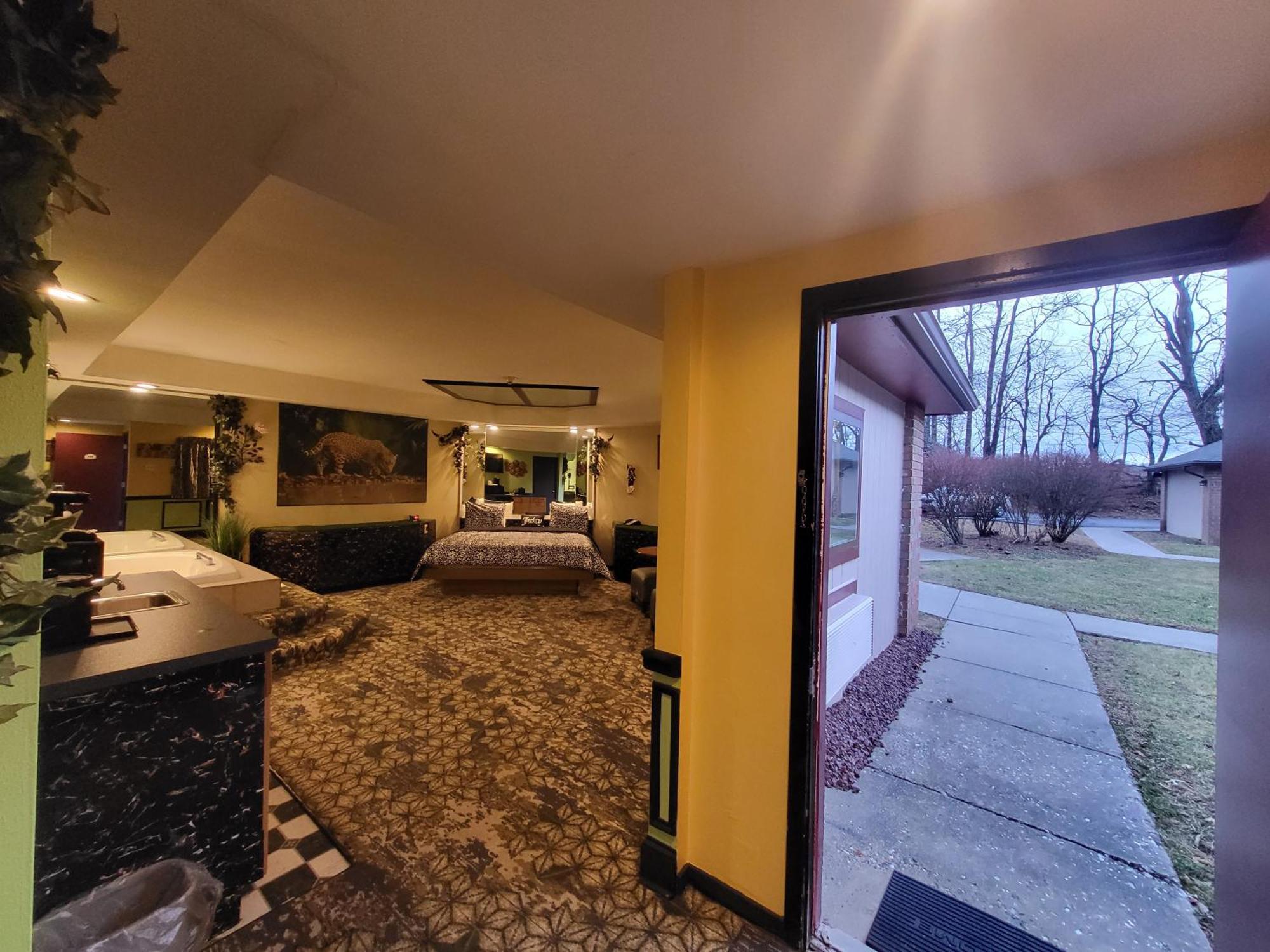 Hotel Of The Dove - Romantic Luxury With Jacuzzi & Fireplace At Harrisburg-hershey-philadelphia, Pa 3*