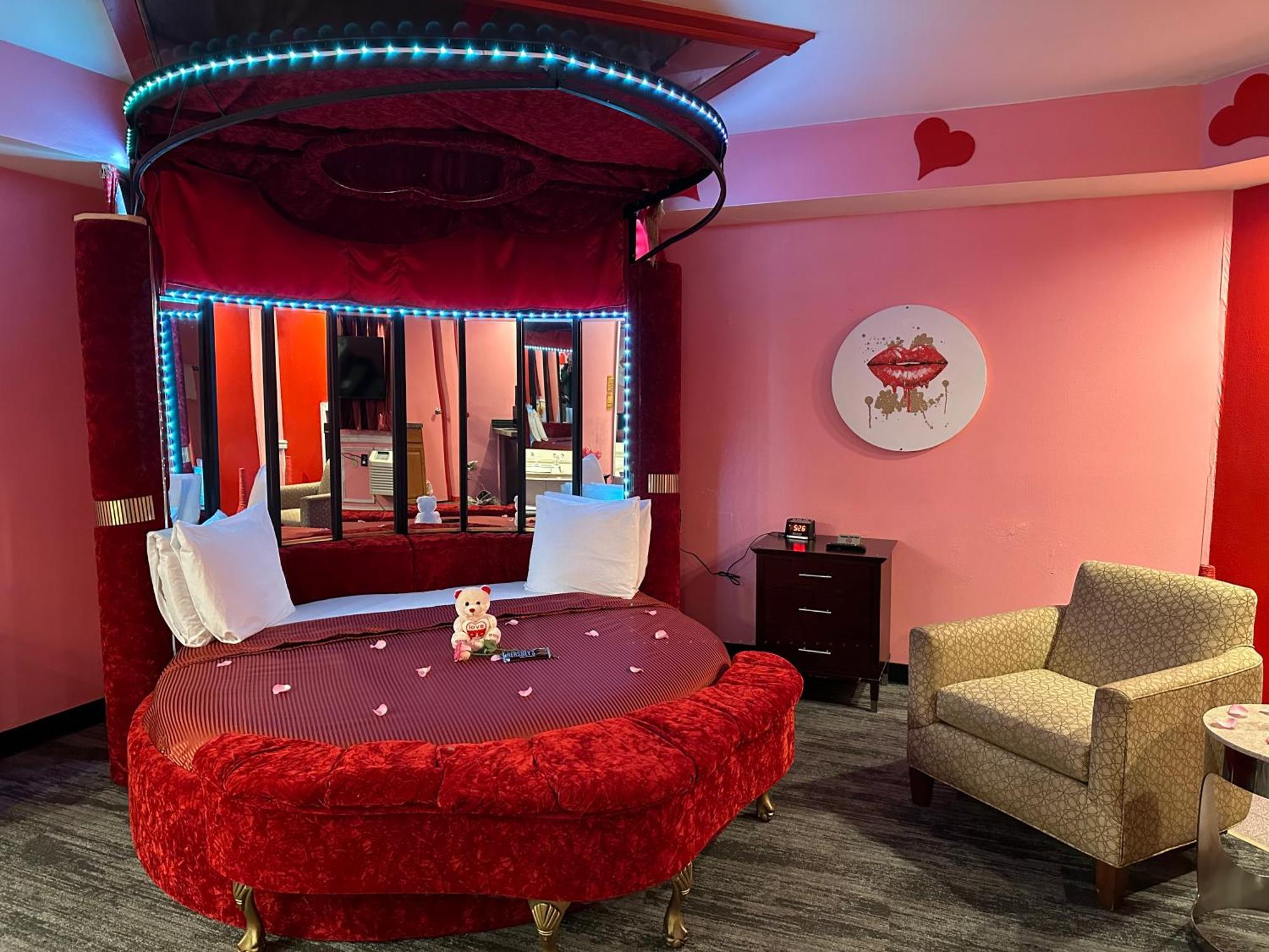 Of The Dove - Romantic Luxury With Jacuzzi & Fireplace At Harrisburg-hershey-philadelphia, Pa Hotel