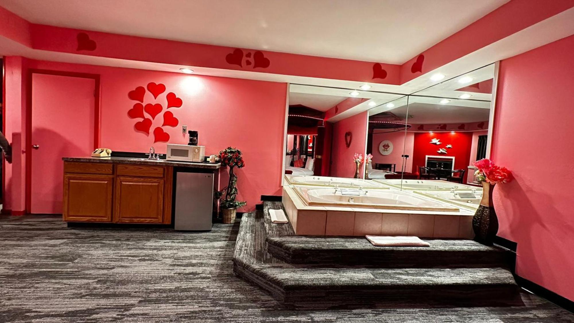 Hotel Of The Dove - Romantic Luxury With Jacuzzi & Fireplace At Harrisburg-hershey-philadelphia, Pa Harrisburg