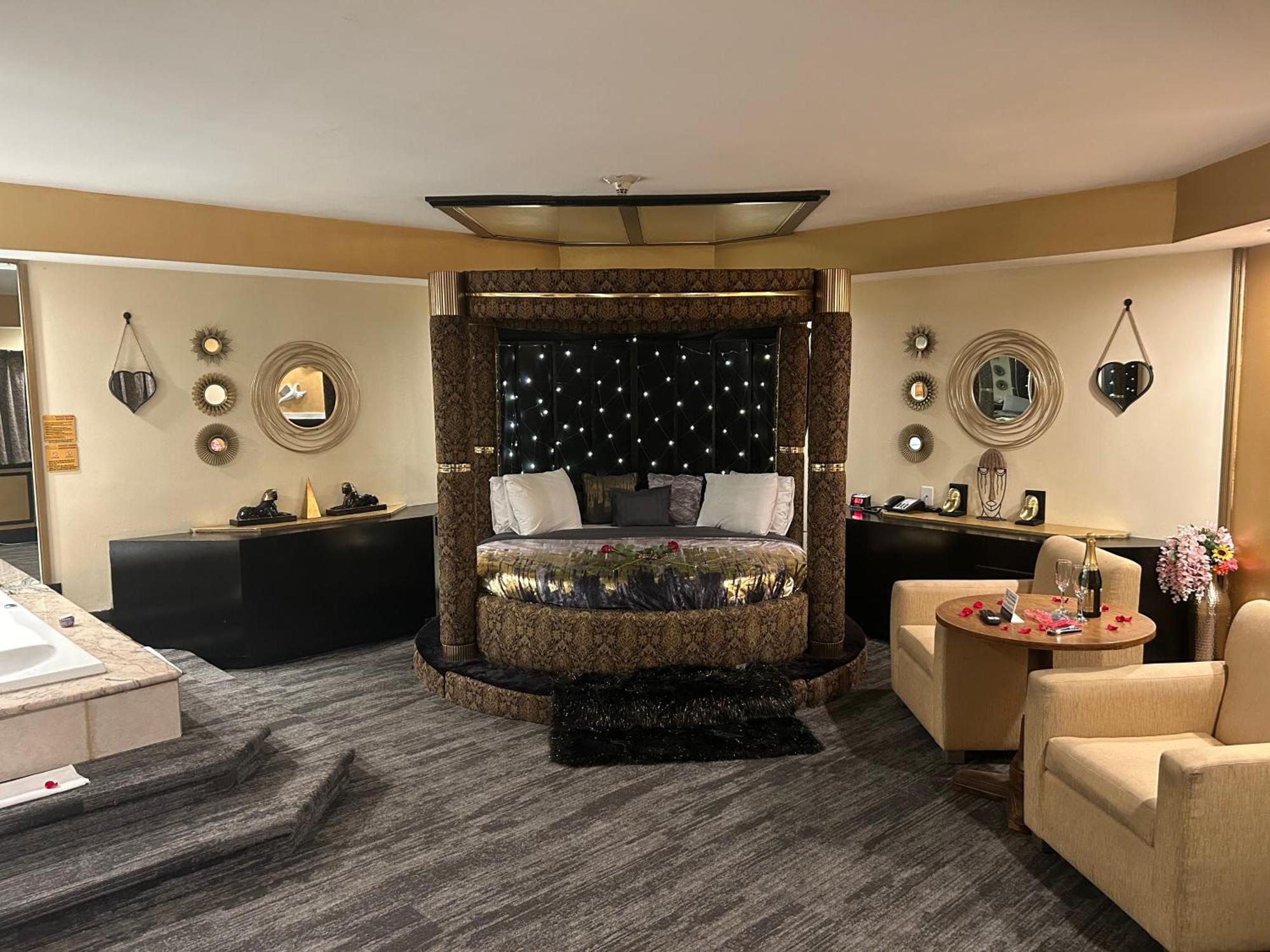 Hotel Of The Dove - Romantic Luxury With Jacuzzi & Fireplace At Harrisburg-hershey-philadelphia, Pa 3*