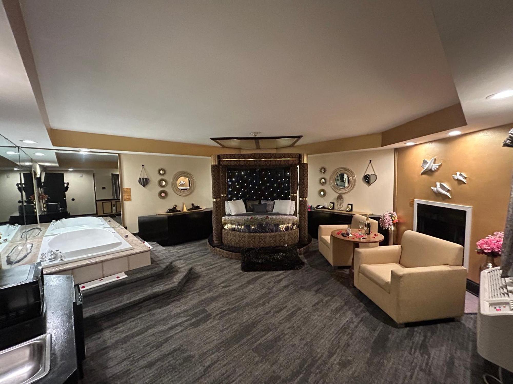 Of The Dove - Romantic Luxury With Jacuzzi & Fireplace At Harrisburg-hershey-philadelphia, Pa Hotel Harrisburg